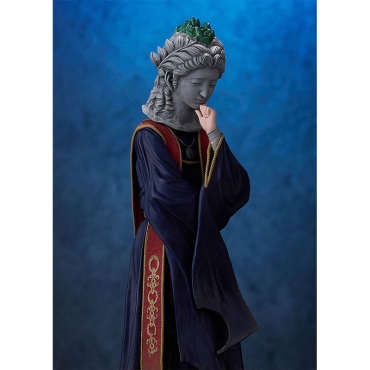 Фигура на Селен от нисък ъгъл – подчертаване на стойката