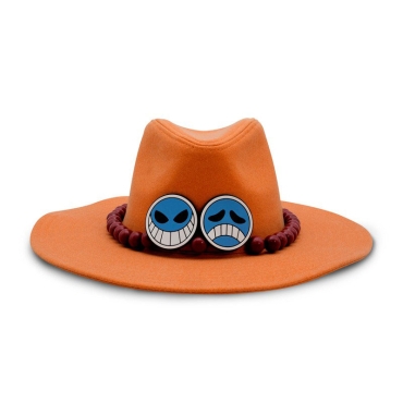 Близък кадър на усмихнатото и намръщеното лице на шапката