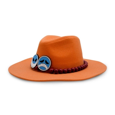 Изглед на синята огърлица около шапката