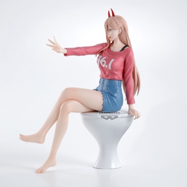 Изглед отстрани на фигурата върху тоалетна