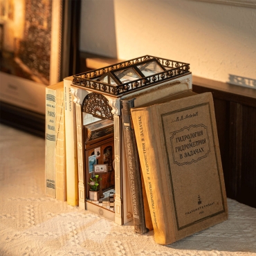 Модел върху бюро като декорация