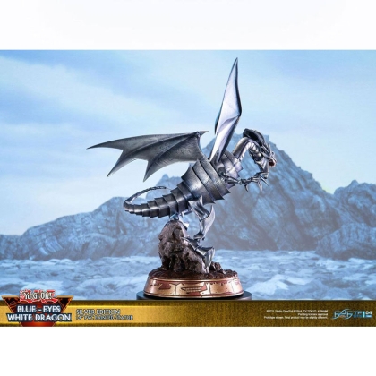 Yu-Gi-Oh! Duel Monsters Голяма Колекционерска Фигурка - Blue-Eyes White Dragon