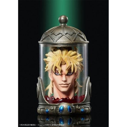 Мини фигурка от JoJo Super Strap прикрепена като ключодържател към чанта