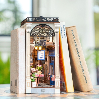 Модел върху бюро като декорация