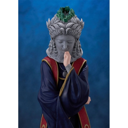 Близък план на лицето и маската на Селен