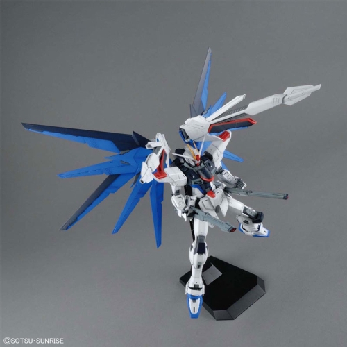 (MG) Gundam Model Kit Екшън Фигурка - Freedom Gundam Version 2.0 1/100
